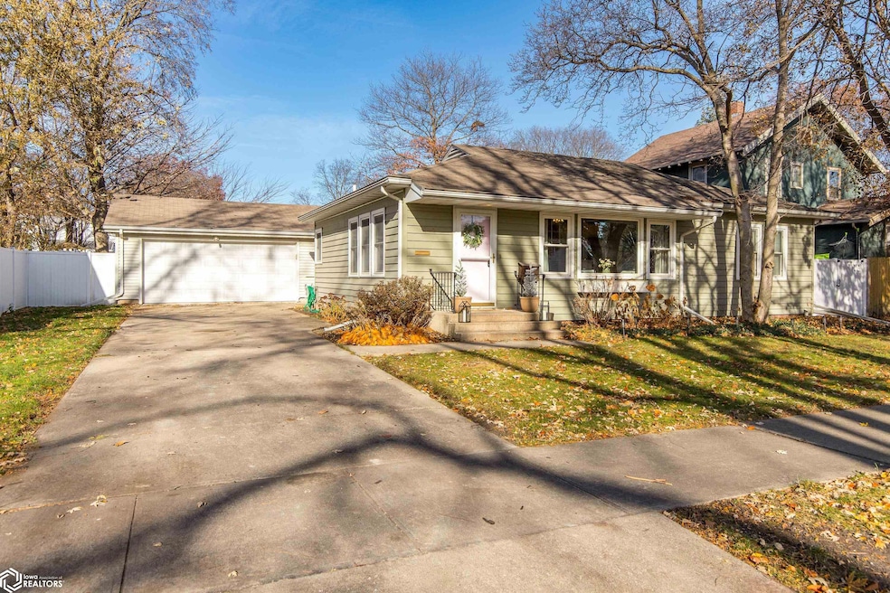 805 Cedar St, Webster City, IA 50595 - photo 1