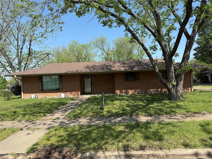 1412 Hillcrest St, Ennis, TX 75119 - photo 1