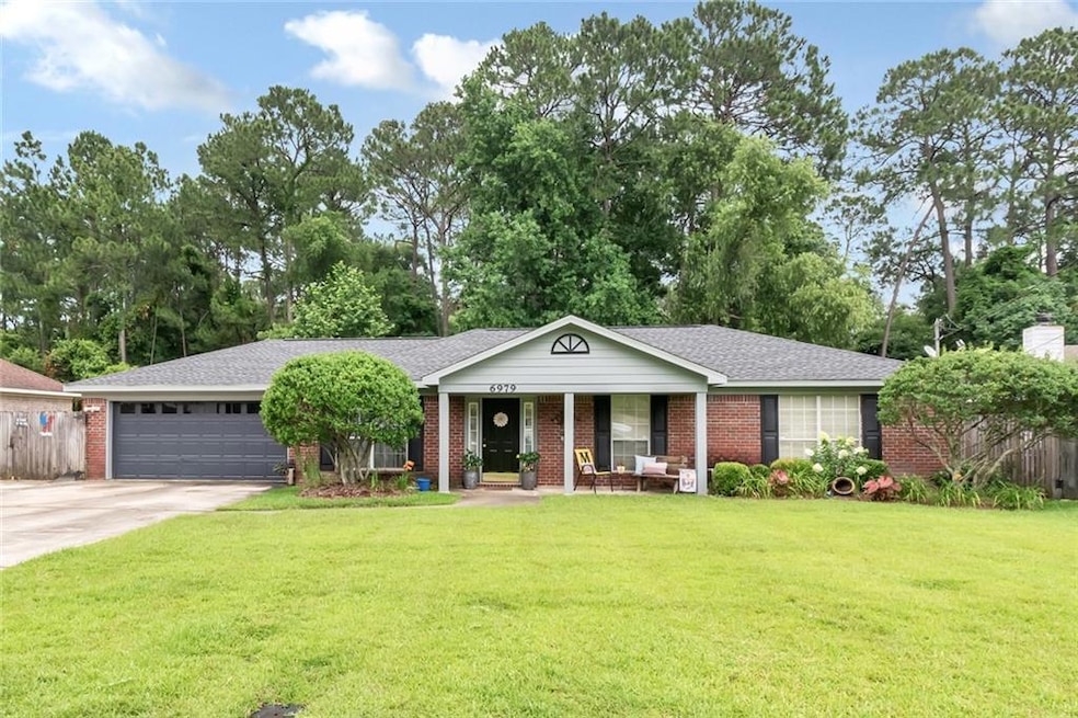 Ranch-style house featuring a garage and a front l