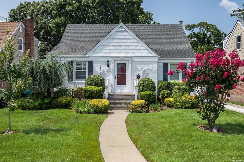 5 Lorraine Ct, Malverne, NY 11565 - photo 1