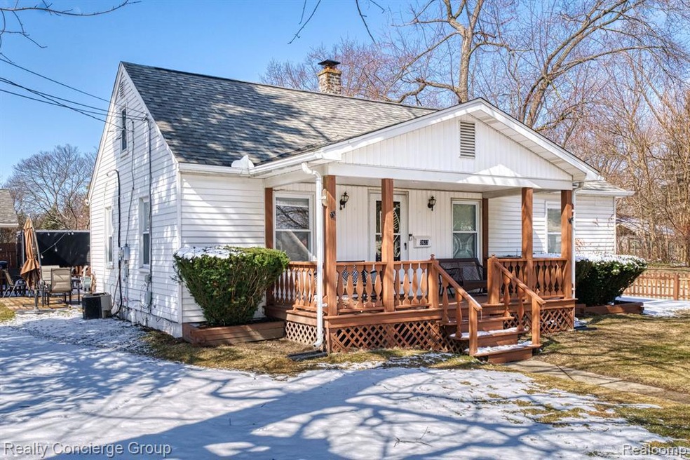 Spacious bungalow w/ covered front porch