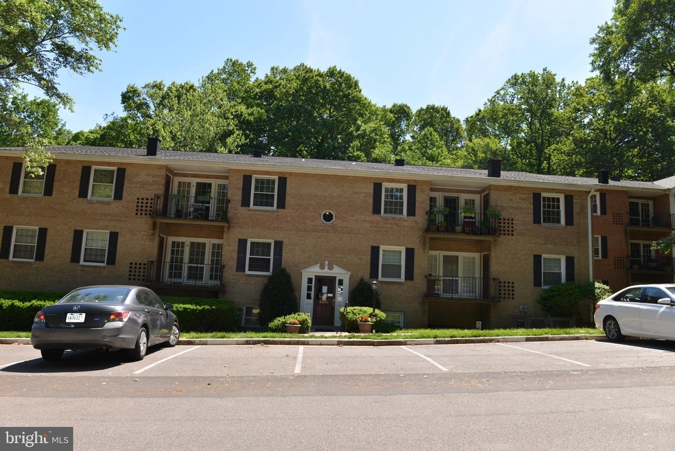 3901 Lyndhurst Dr unit 202, Fairfax, VA 22031 - photo 1