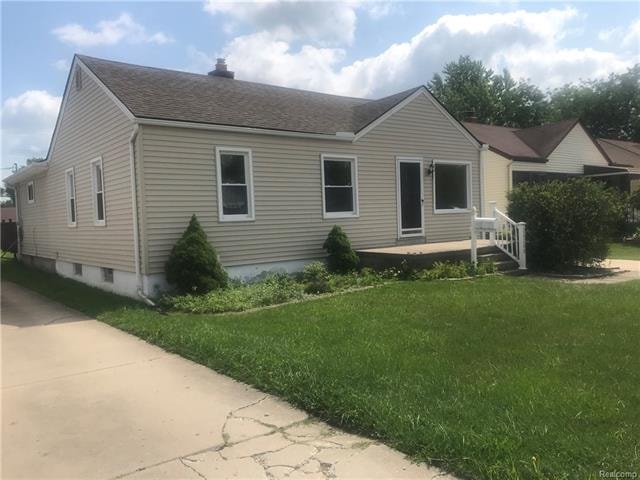 26200 Blumfield St, Roseville, MI 48066 - photo 1