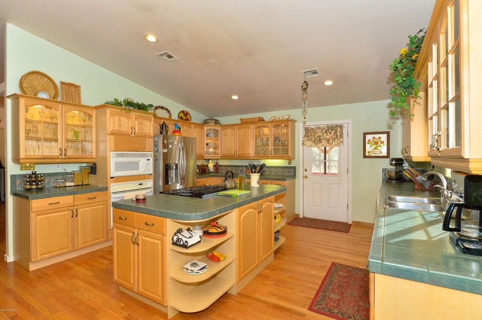 002_Kitchen