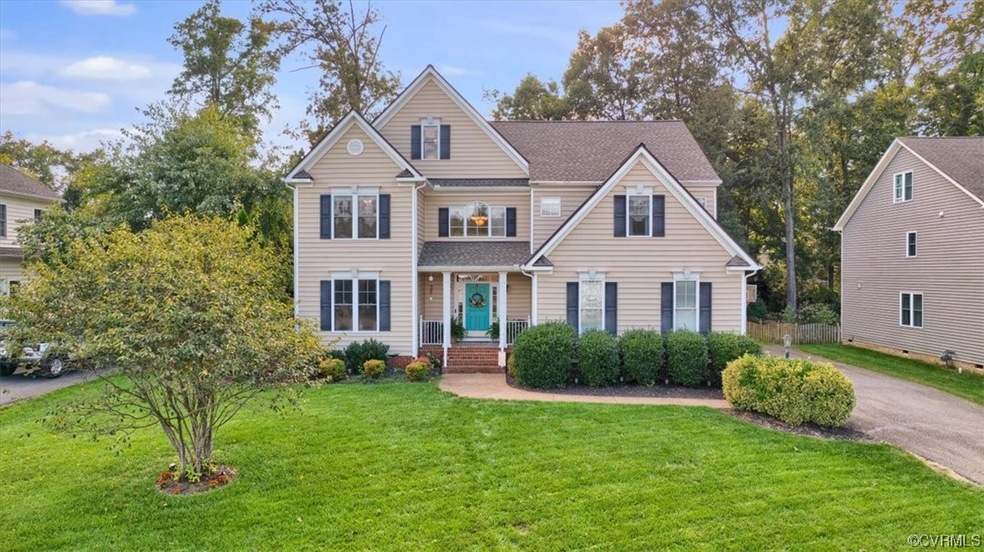 View of front facade featuring the front yard