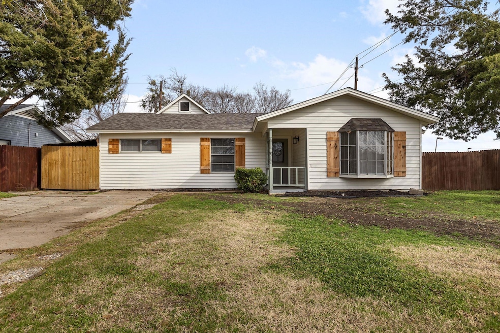View of front facade featuring a front yard