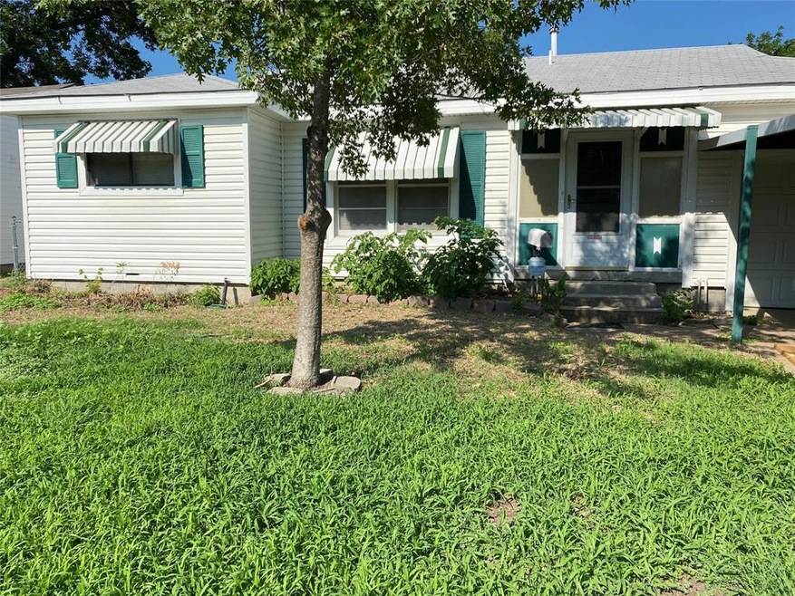 1010 SW 4th St, Grand Prairie, TX 75051 - photo 1