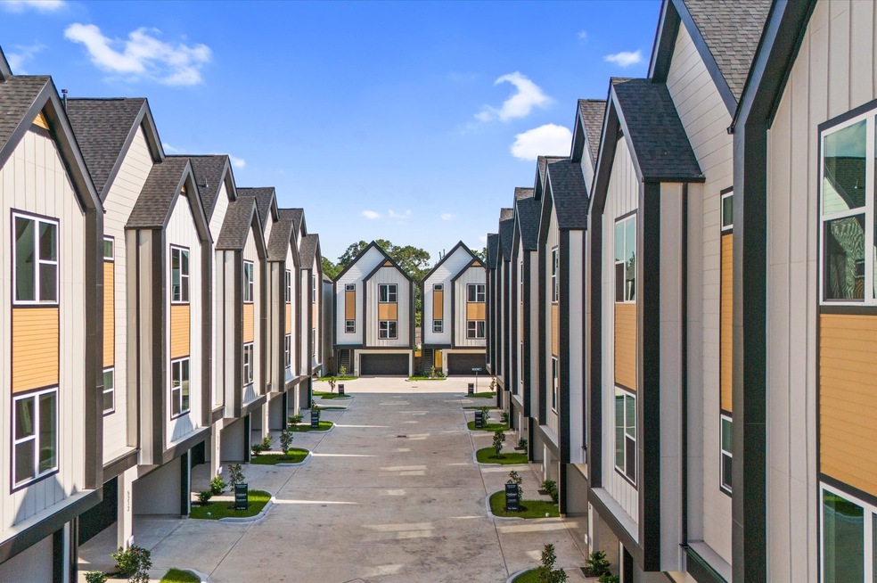 5216 Green Pine Tree Dr, Houston, TX 77018 - photo 1