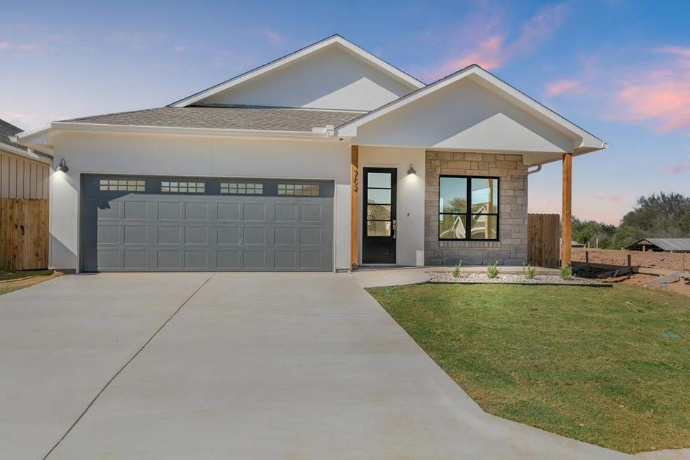 702 Cirrus Ln, Fredericksburg, TX 78624 - photo 1