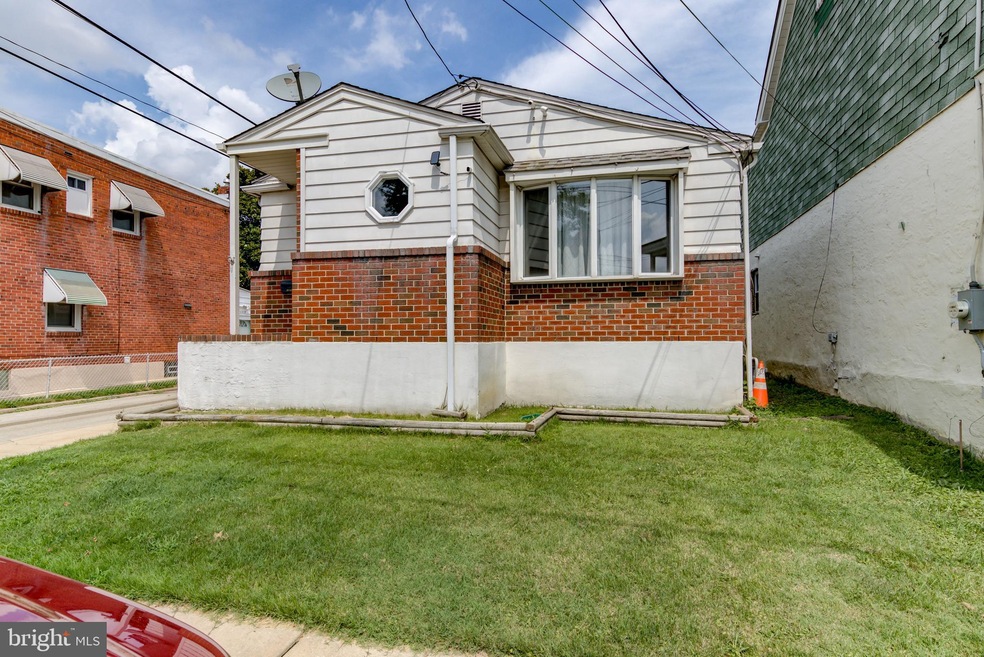 1211 Leiper St, Crum Lynne, PA 19022 - photo 1