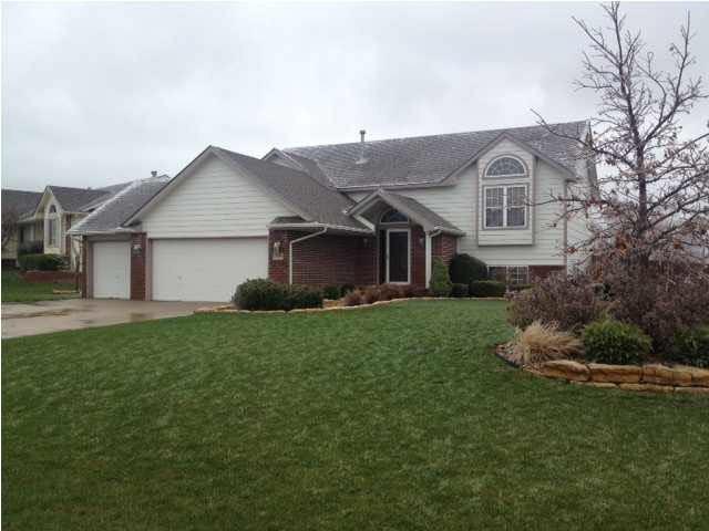 Great family home in Andover's Quail Crossing! Cor