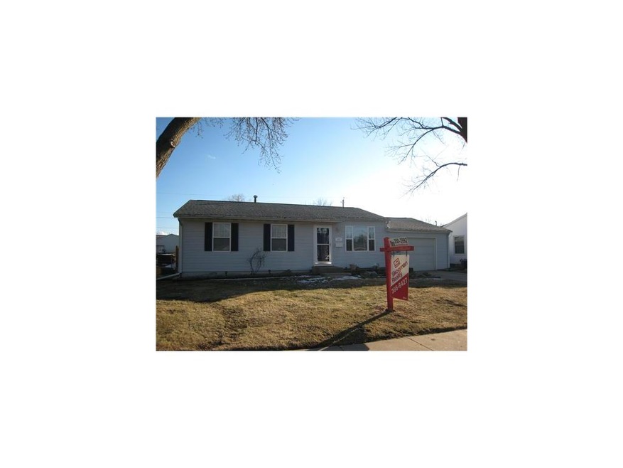 885 Valleyview Dr, Marion, IA 52302 - photo 1