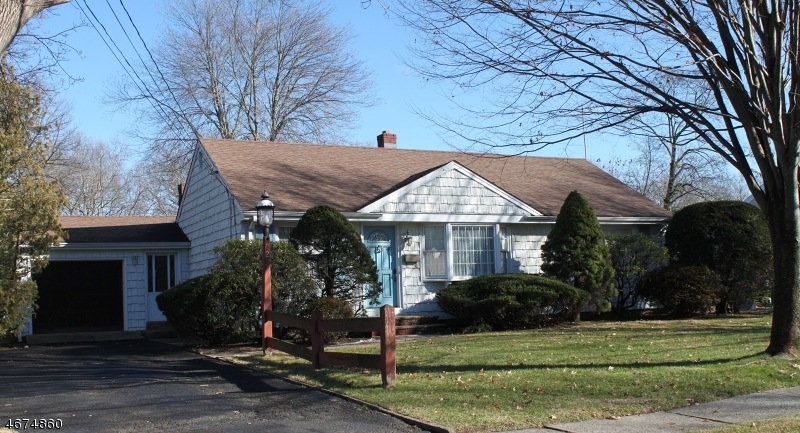 726 Galda Rd, Paramus, NJ 07652 - photo 1