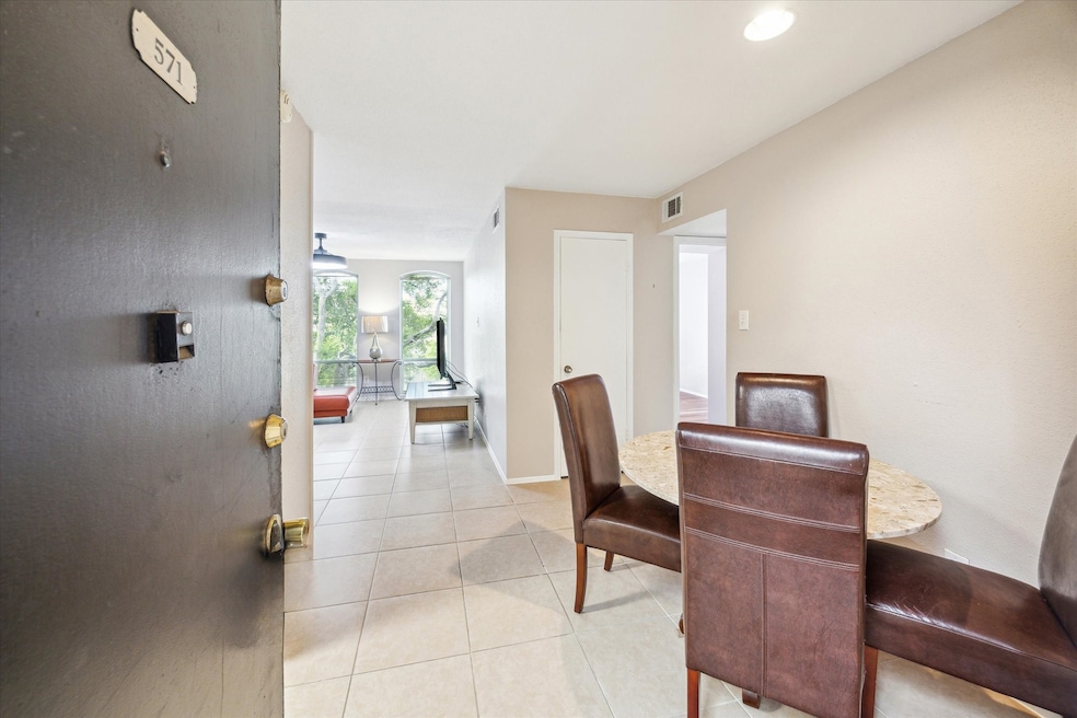 Step inside to this wonderful light and bright uni