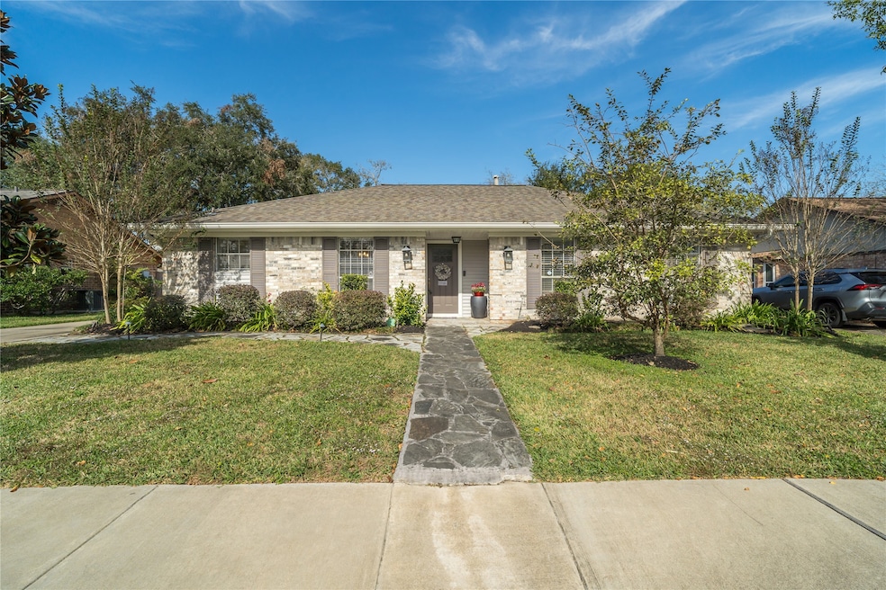 1905 Winding Creek Dr, Pearland, TX 77581 - photo 1