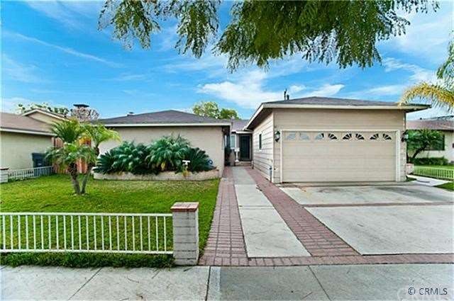 Large Front Yard & Entry