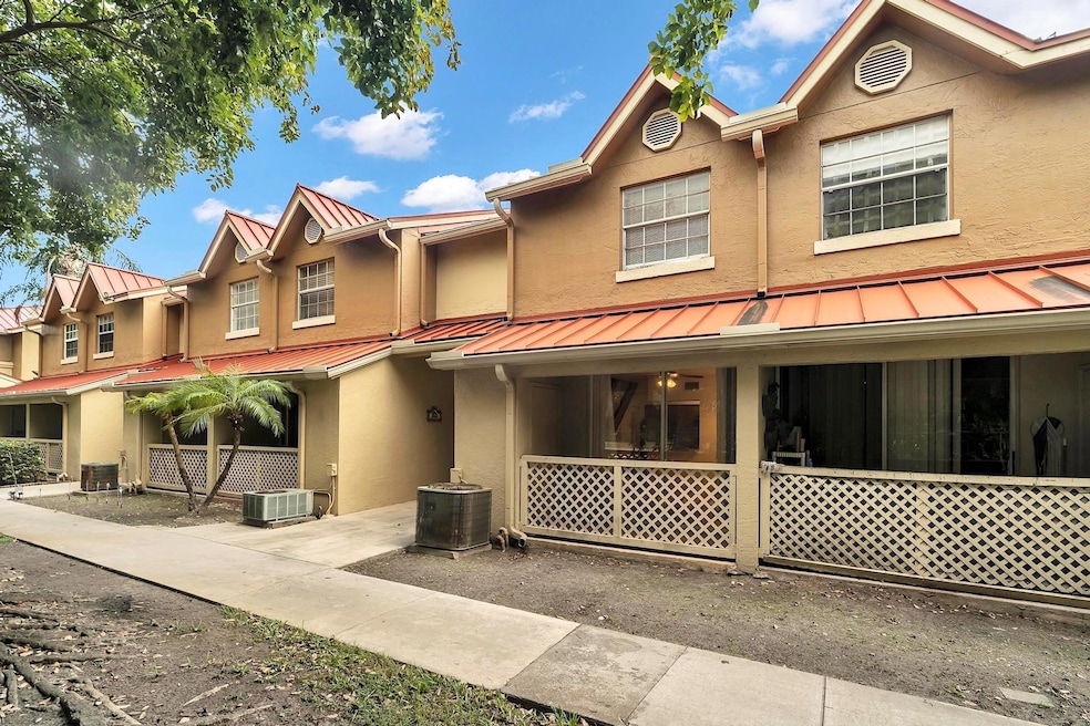 18352 NW 68th Ave unit M, Hialeah, FL 33015 - photo 1