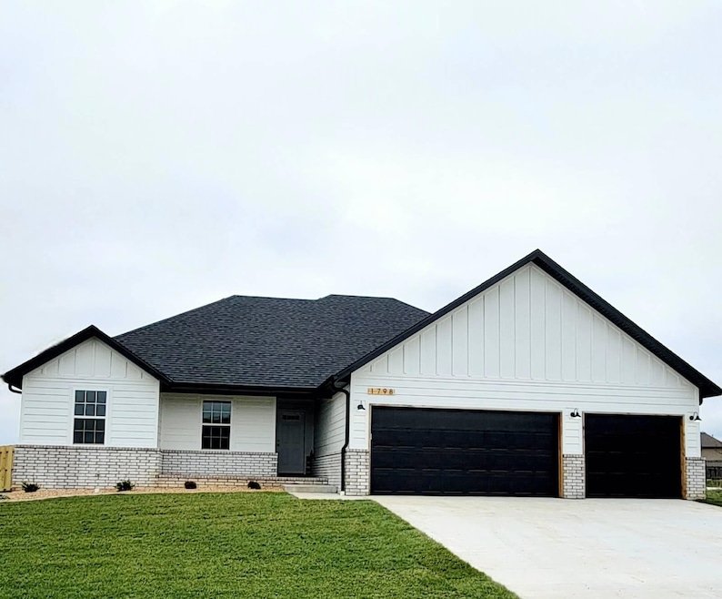 1748 E Chickamauga Dr, Republic, MO 65738 - photo 1