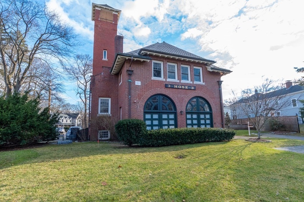 182 Walnut St unit 1, Wellesley Hills, MA 02481 - photo 1