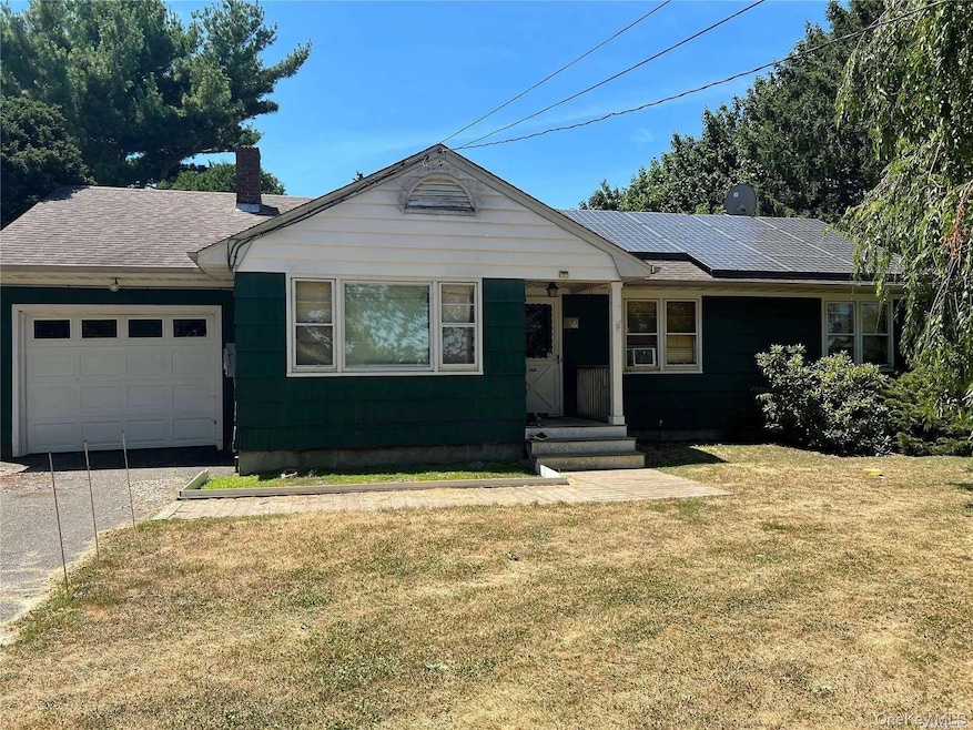 725 Peconic Ln, Peconic, NY 11958 - photo 1