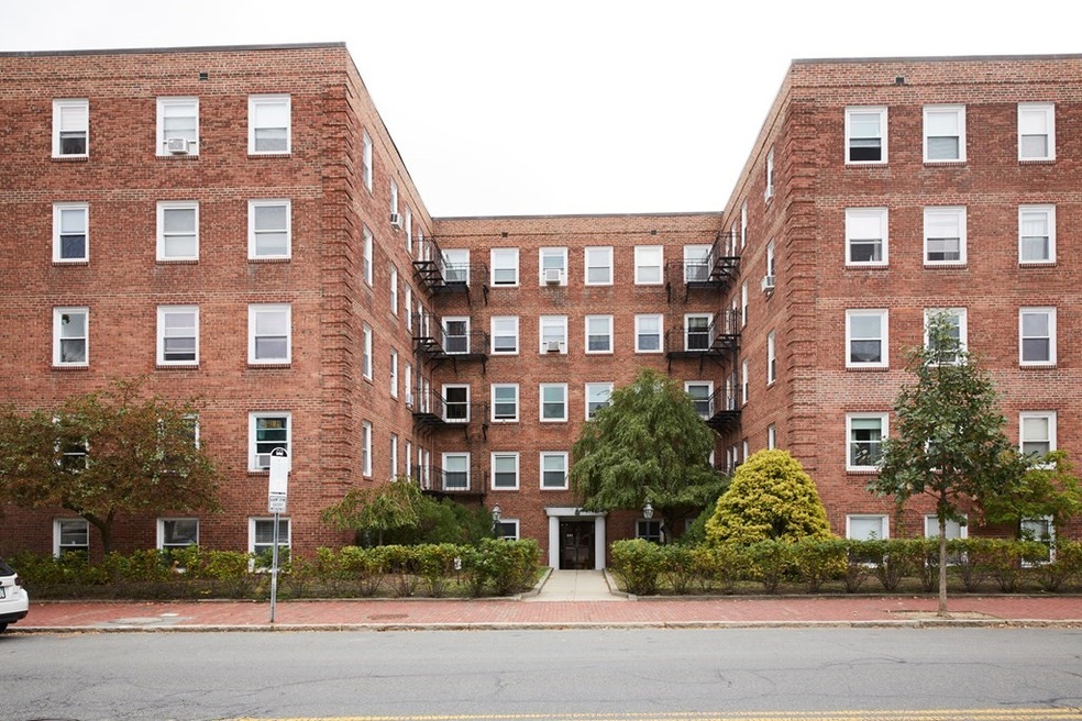 Cambridge Court unit L5E, Cambridge, MA 02139 - photo 1