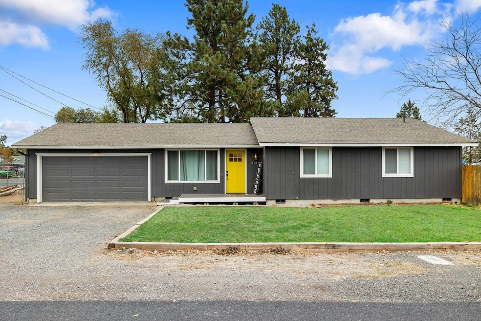 2047 SW Reindeer Ave, Redmond, OR 97756 - photo 1