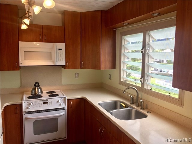 Well designed kitchen, maximizing cabinet space to