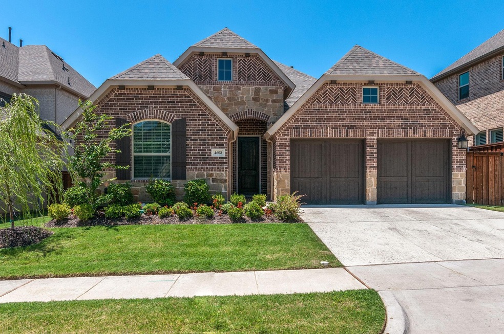 View of front facade with a front yard