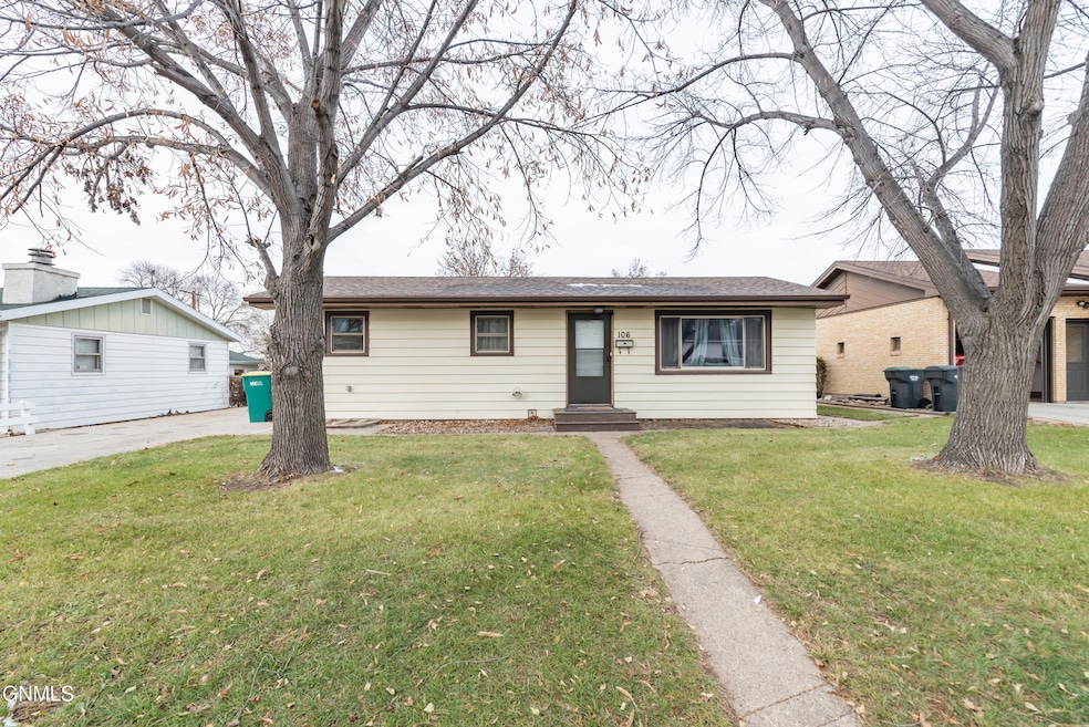 106 11th St NW, Mandan, ND 58554 - photo 1