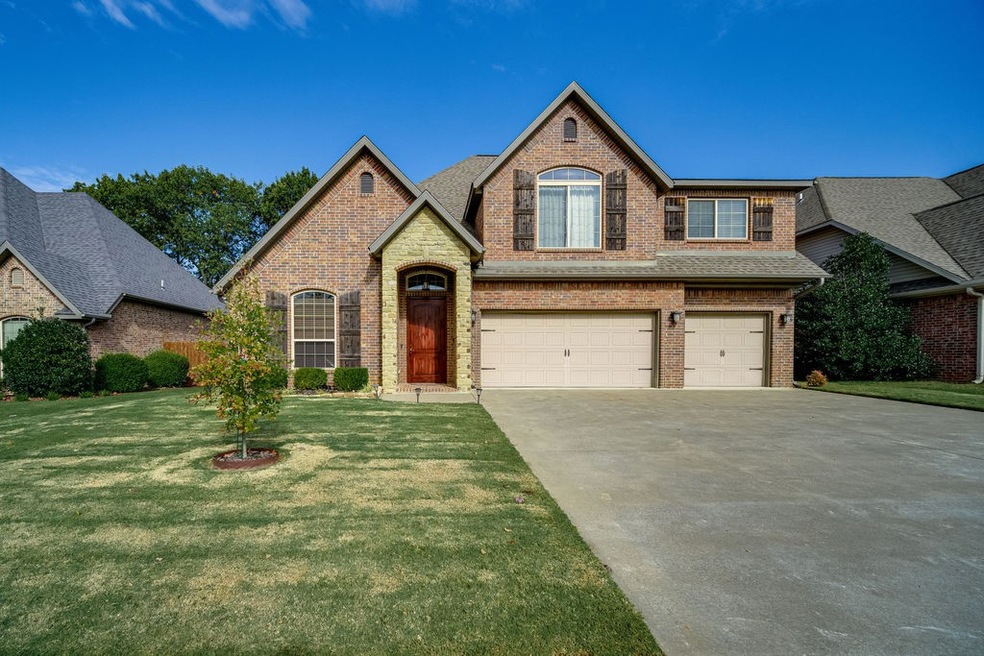 3 car garage in Oxford Ridge!