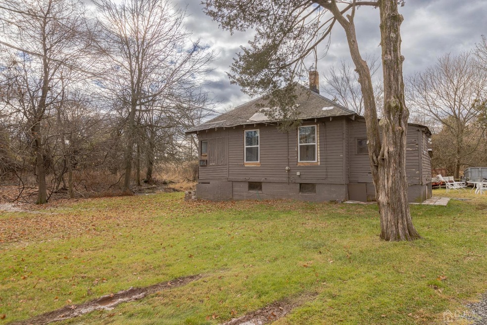 5 Delar Pkwy, Franklin Park, NJ 08823 - photo 1