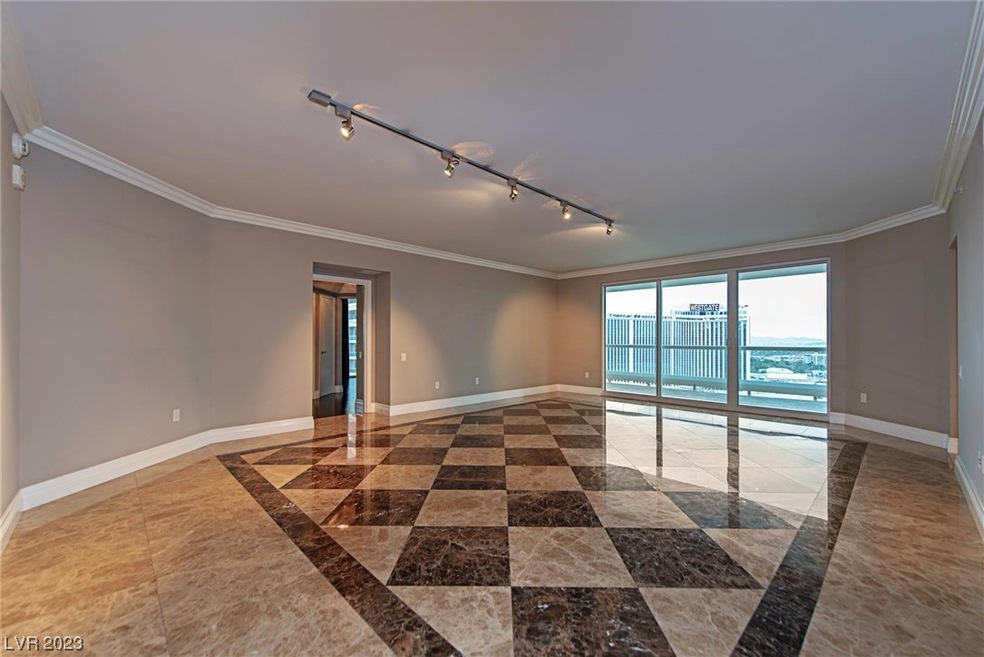 MASSIVE GREAT ROOM TO ENJOY!!!