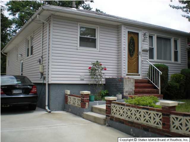 257 Watchogue Rd, Staten Island, NY 10314 - photo 1