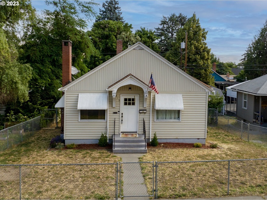 415 W 11th St, the Dalles, OR 97058 - photo 1