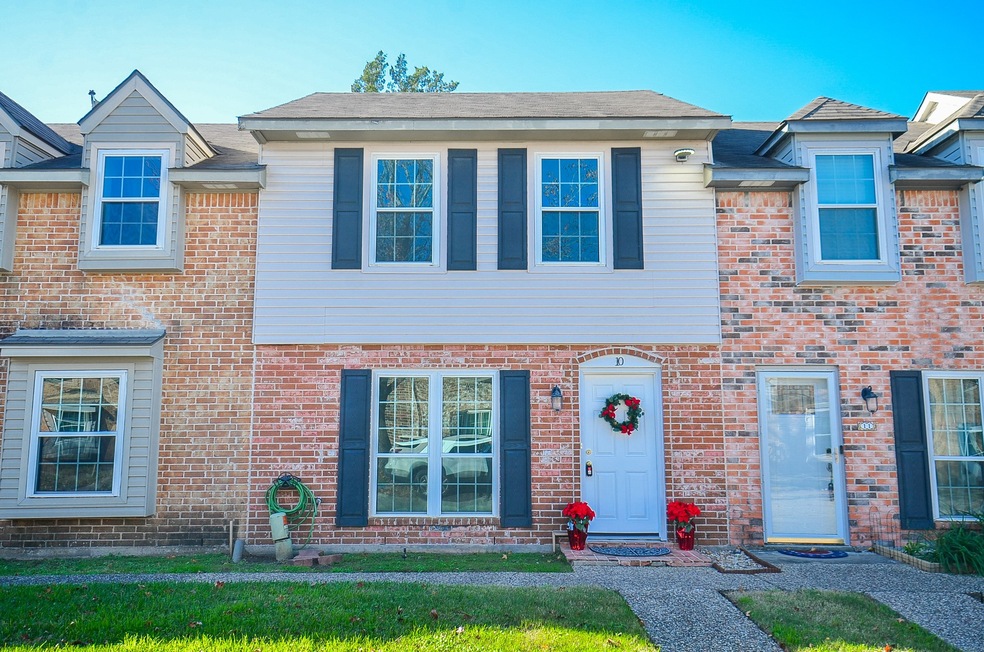 This beautifully maintained condo offers the perfe