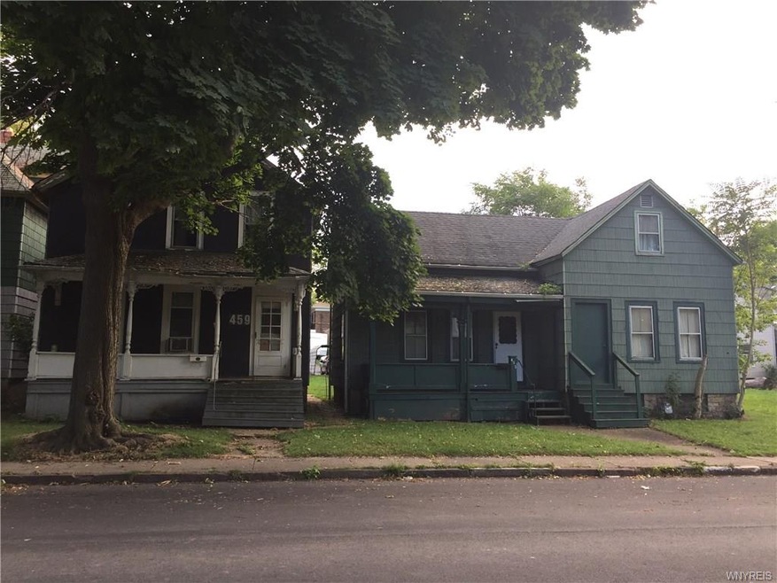 Great income opportunity!!! Live in one home and r