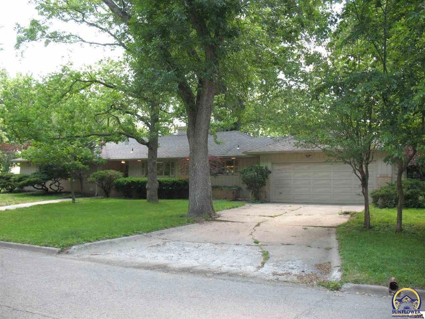 1037 SW Cambridge Ave, Topeka, KS 66604 - photo 1