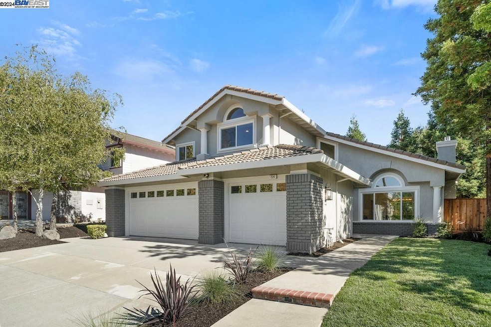 Sold $2,400,808 • Co-Listing Agent