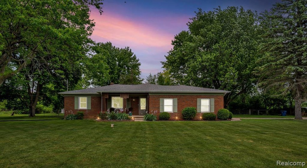 3124 W Hill Rd, Flint, MI 48507 - photo 1