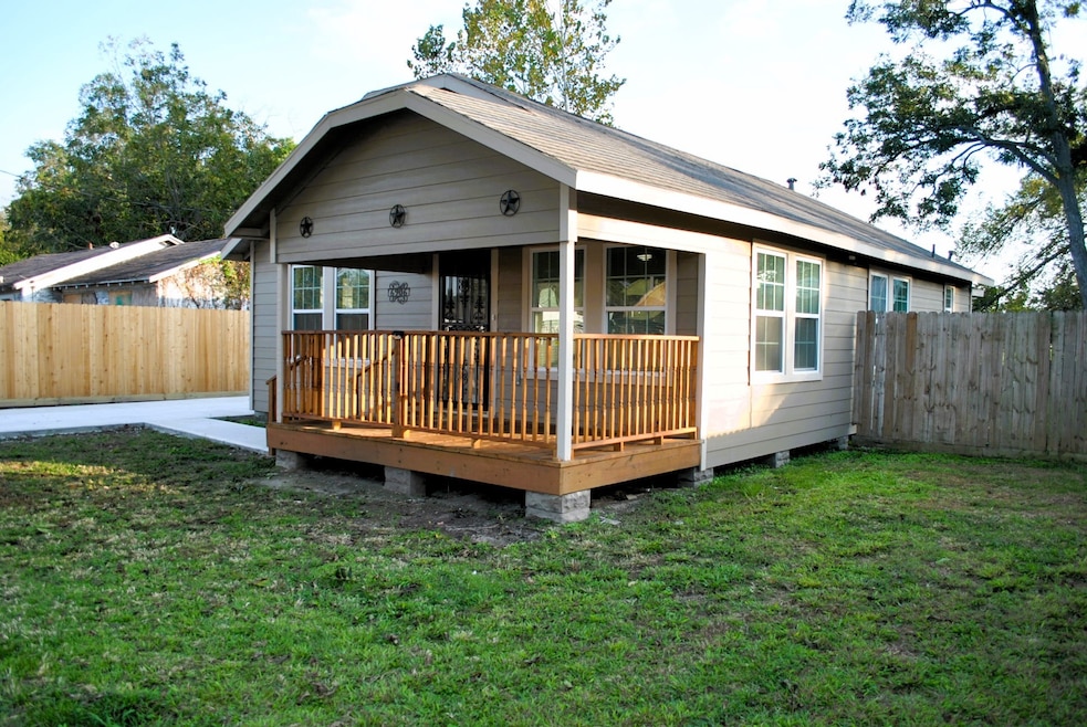 6906 Kittridge St, Houston, TX 77028 - photo 1