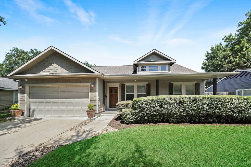 1742 Woodcrest Dr, Houston, TX 77018 - photo 1