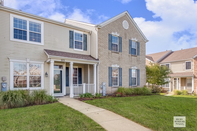 Freshly Painted, Light & Bright Townhome!  Just Mi