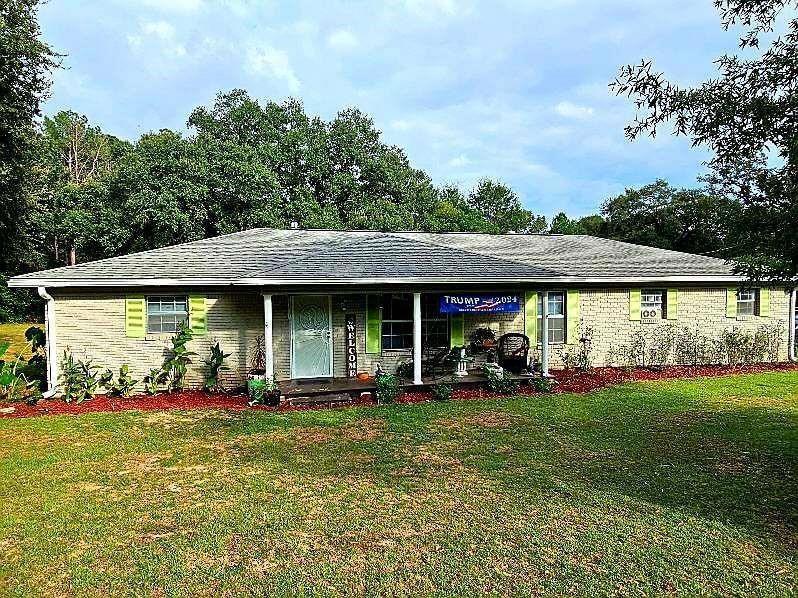 Ranch-style house with a front yard