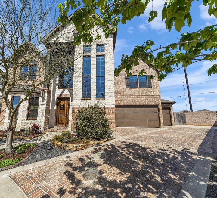 1867 Candlelight Place Dr, Houston, TX 77018 - photo 1