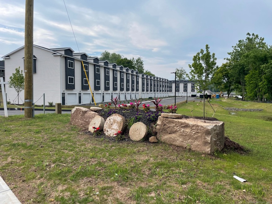 33 W Main St unit 8, Meriden, CT 06451 - photo 1