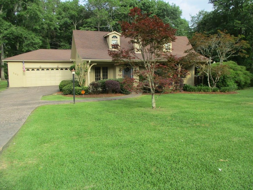 902 Burke Ave, McComb, MS 39648 - photo 1