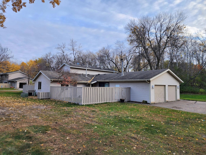 1008 Carmel Ct, Saint Paul, MN 55126 - photo 1