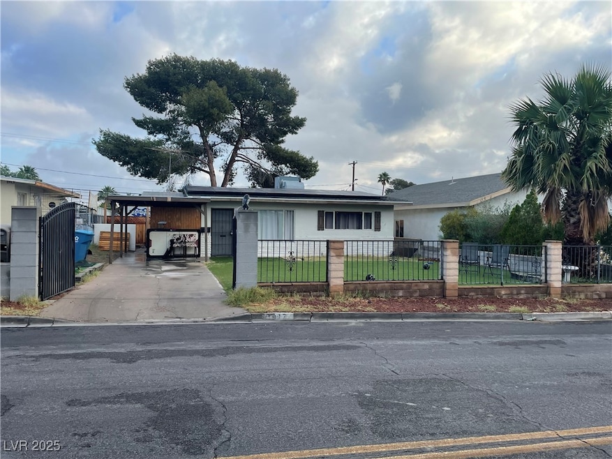 Ranch-style home with driveway, a front yard, a fe