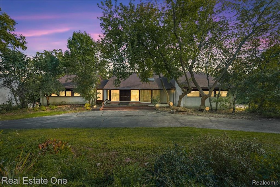 2276 Shore Hill Dr, West Bloomfield, MI 48323 - photo 1