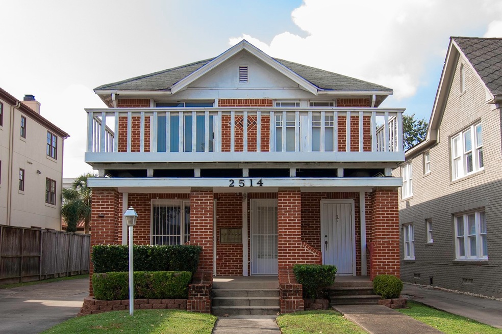 Lovely duplex situated in River Oaks with fantasti
